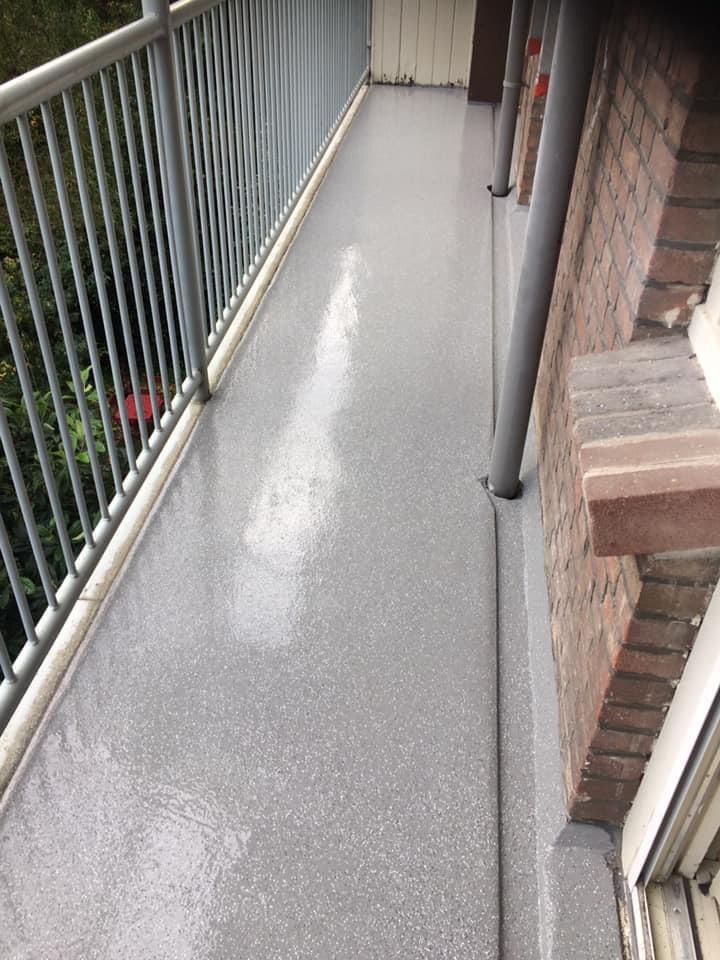 Alternatieve RAL-kleur. zwart wit vlokken systeem
coaten balkon vloer
balkonvloer renovatie.
balkonvloer inspecteren