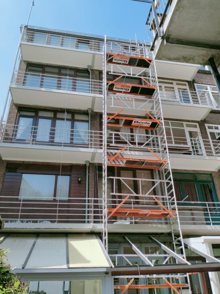 Balkonrenovatie voor VvE. Compleet onderhoud uitgevoerd. Schade aan beton hersteld. Staal schade laswerk hersteld. UNP-balk ontroest hersteld en afgewerkt. Elke put vervangen. Plafond schade balkon hersteld. betonreparatie plafond afgewerkt.