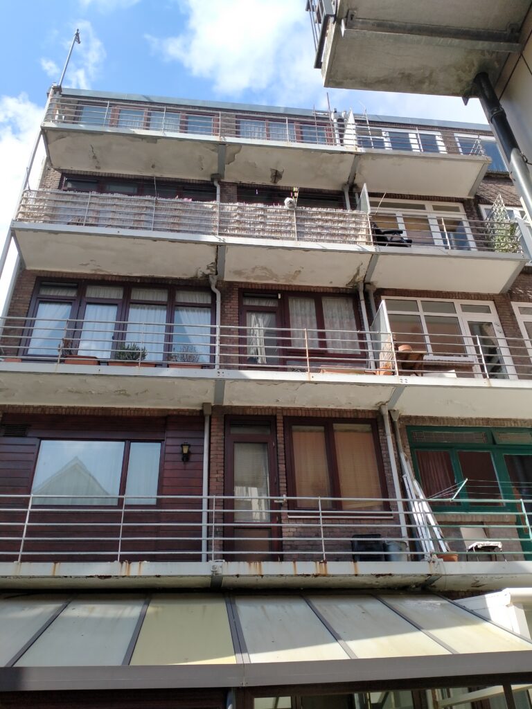 Balkonrenovatie voor VvE. Compleet onderhoud. Schade aan beton. Staal schade. UNP-balk roest. Put herstellen. Plafond schade balkon. betonschade plafond.