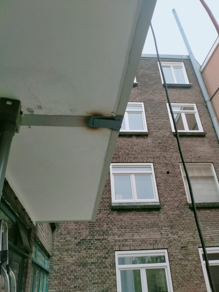 Locale laswerkzaamheden. Plaat lassen. versteving van constructie ban balkon. lassen van balkon elementen voor versteviging.